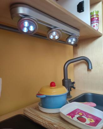 Cucina IKEA in legno con accessori