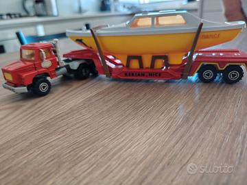 Camion con rimorchio e barca