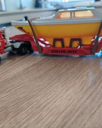 Camion con rimorchio e barca