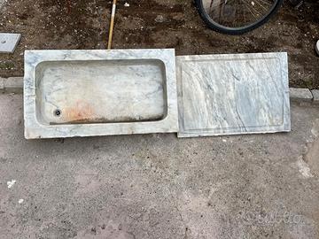 Lavandino e ripiano in marmo di carrara
