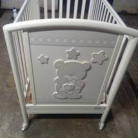 culla bianca con materassino 
