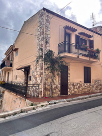 Intera palazzina a Godrano (PA)