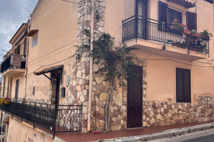 Intera palazzina a Godrano (PA)