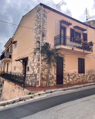 Intera palazzina a Godrano (PA)