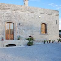 Merine, in contesto privato con piscina e tennis