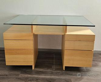 Scrivania in legno chiaro con piano in vetro e sei