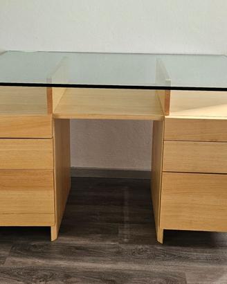 Scrivania in legno chiaro con piano in vetro e sei
