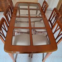 tavolo con sedie e mobile