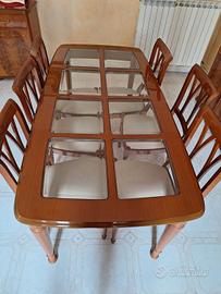 tavolo con sedie e mobile