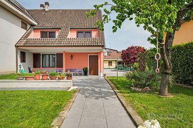 Villa di 400 m² con più di 5 locali e posto auto a
