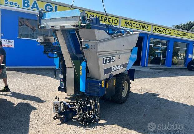 Vendemmiatrice trainata New Holland braud TB 15