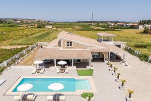 Villa con piscina a 500m dal mare – Cirò Marina