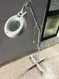 Lampada estetista vintage illuminata con lente