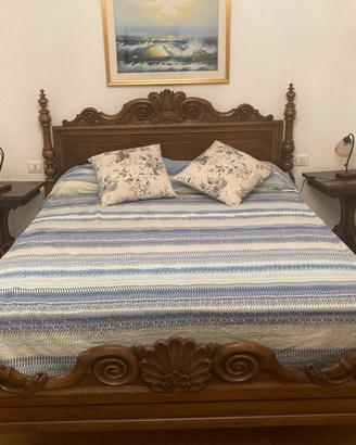 Letto matrimoniale classico in noce