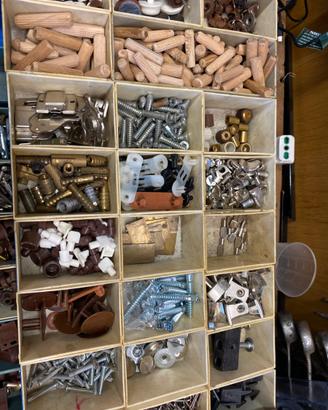 Ferramenta varia per mobili