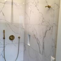 Piastrelle in gres porcellanato effetto marmo