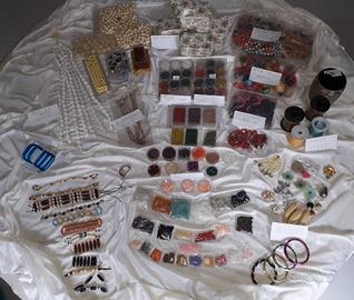 kit perline,scatoline e altro per bigiotteria