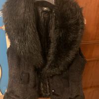 Gilet nero di pelliccia ecologica