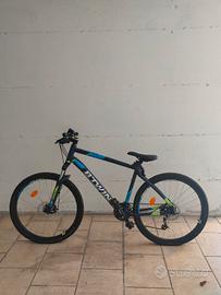 Bicicletta B Twin Rockrider 520.