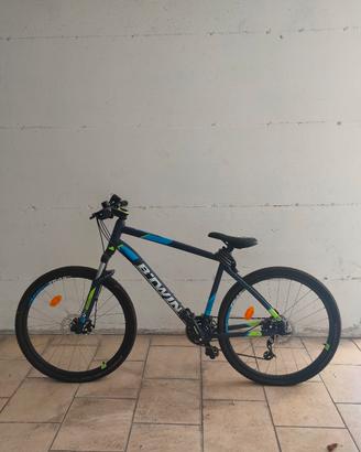 Bicicletta B Twin Rockrider 520.
