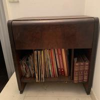 Mobile per giradischi e dischi in vinile