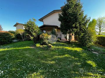 VILLA A SCHIERA A CASTEL MELLA