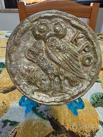 Riproduzione in gesso Kroton con civetta di Atena