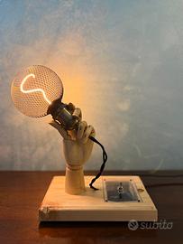 Lampada da tavolo con mano snodabile