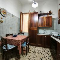 Trivani al p.terra in piccolissimo stabile