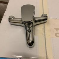 Rubinetteria in acciaio per lavabo o bidet e vasca