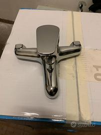 Rubinetteria in acciaio per lavabo o bidet e vasca