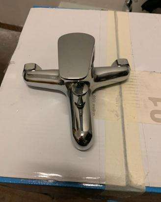 Rubinetteria in acciaio per lavabo o bidet e vasca