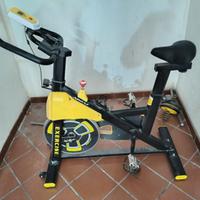 Spin bike, panca multifunzione e bilanciere