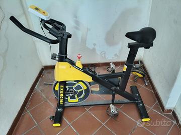 Spin bike, panca multifunzione e bilanciere