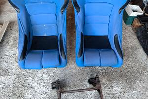 Sedili avvolgenti e barre led