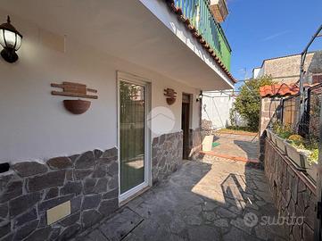 CASA SEMINDIPENDENTE A LETTERE