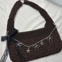 Borsa a spalla marrone uncinetto con charm