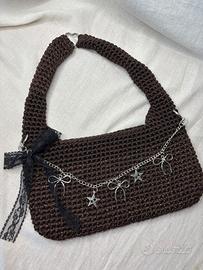 Borsa a spalla marrone uncinetto con charm