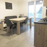 Trilocale nuovo con 2 bagni, posto auto e balcone