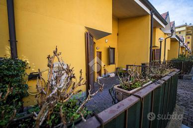 VILLA A SCHIERA A MILANO