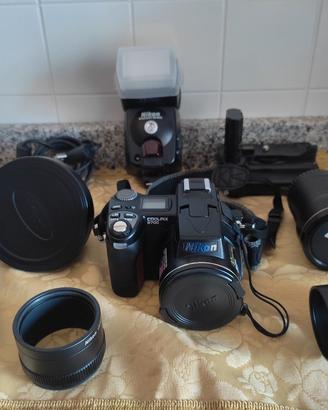 Nikon Coolpix 8700 completa di accessori
