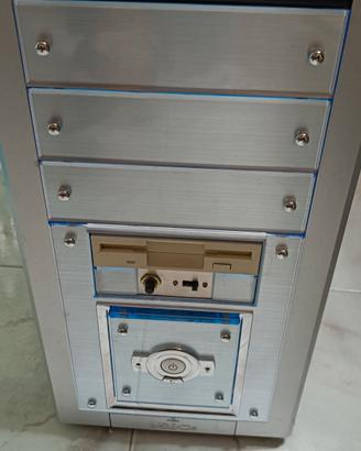 computer fisso datato 