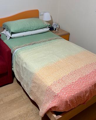 Letto con comodino
