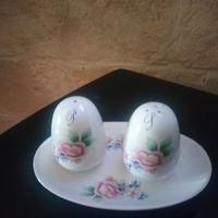 Set sale e pepe con appoggio in ceramica dipinta