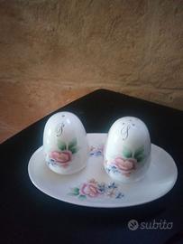 Set sale e pepe con appoggio in ceramica dipinta