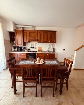 Cucina Classica in legno scuro completa