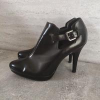 Scarpa con tacco nero