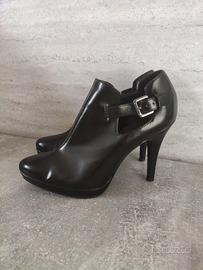 Scarpa con tacco nero