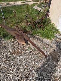 Aratro d’epoca e carrello avantreno in ferro
