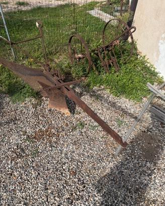 Aratro d’epoca e carrello avantreno in ferro